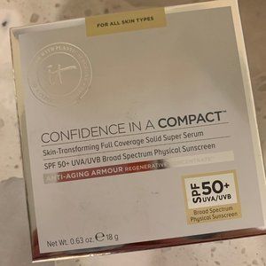 it Confidence in a Compact Foundation with SPF 50